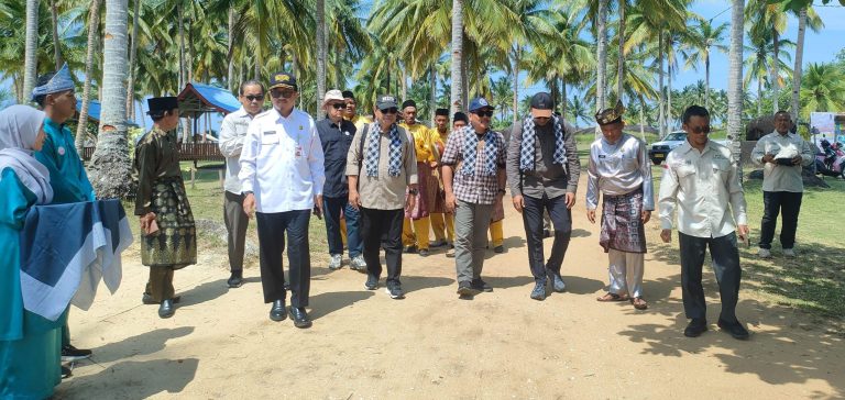 Read more about the article KUNJUNGAN HARI PERTAMA TIM PENILAI GEOPARK NASIONAL