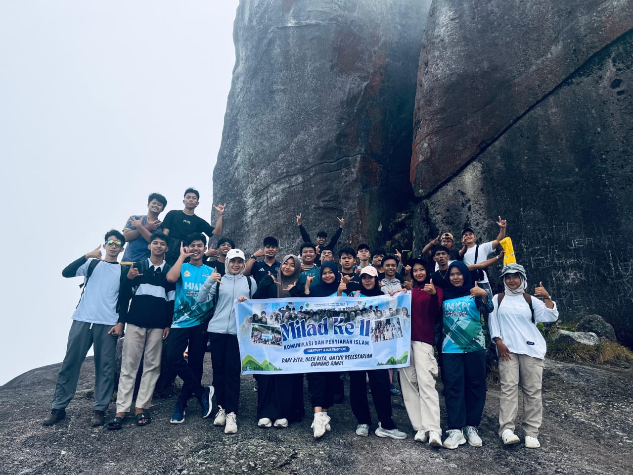 You are currently viewing Rayakan Milad ke-11, Mahasiswa KPI Hiking ke Geosite Gunung Ranai
