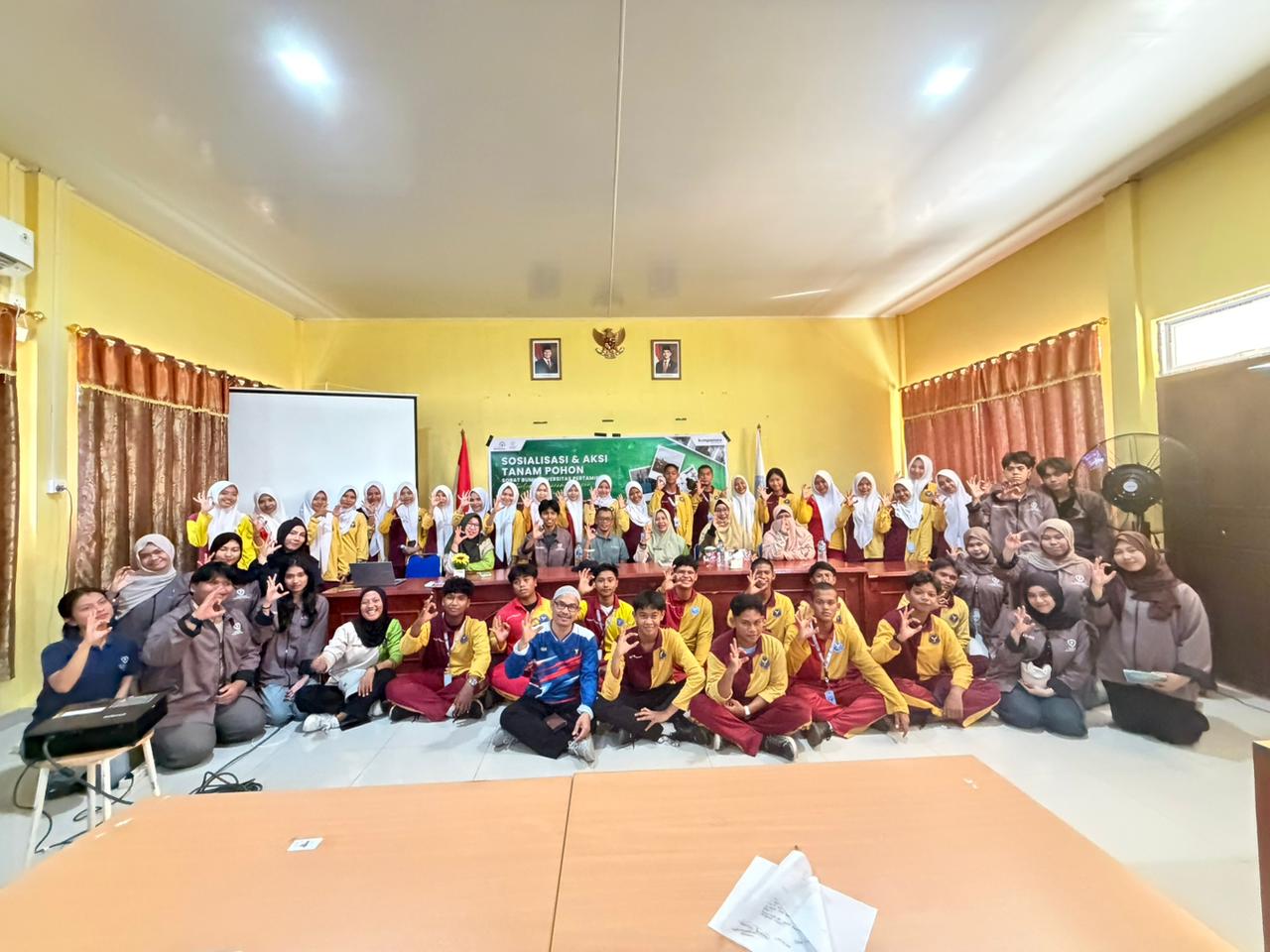 You are currently viewing Geopark Natuna Dukung Aksi Edukasi dan Penanaman 45 Pohon bersama UKM Sobat Bumi UPer di Tiga Sekolah di Natuna